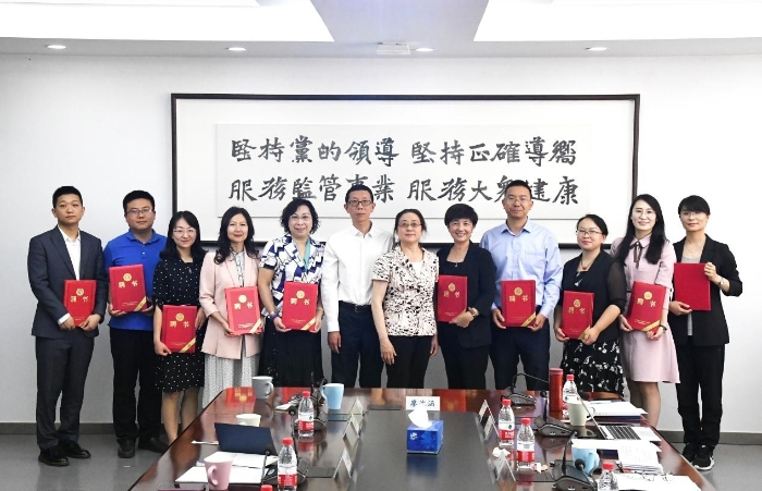 圖為專家委員獲頒聘任證書。