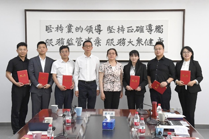 圖為特聘講師獲頒聘任證書。