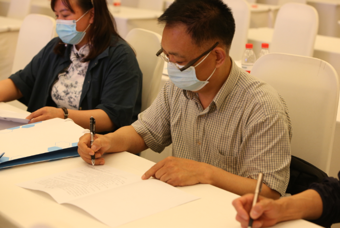 圖為北京50家醫(yī)療器械生產(chǎn)企業(yè)法定責(zé)任人與北京市藥監(jiān)局第一分局簽訂《醫(yī)療器械生產(chǎn)企業(yè)質(zhì)量安全管理承諾書》。