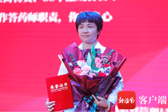 揭曉第一位最美執(zhí)業(yè)藥師——王藝曉。記者 汪承賢攝