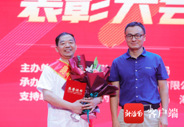 揭曉第四位最美執(zhí)業(yè)藥師——倪治梁和頒獎領(lǐng)導(dǎo)合影。記者 汪承賢攝