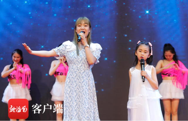 現(xiàn)場歌聲獻給這些最美藥師。記者 汪承賢攝