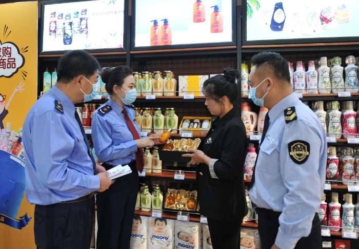 圖為該局工作人員在大型商超進(jìn)口化妝品專柜進(jìn)行檢查。