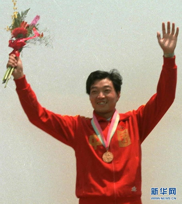 1984年洛杉磯奧運會上，許海峰在獲得男子自選手槍項目冠軍后領(lǐng)獎（資料照片）。新華社發(fā)