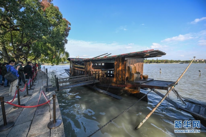 ?？吭诩闻d南湖湖心島的南湖紅船（2020年10月27日攝）。新華社記者 徐昱 攝
