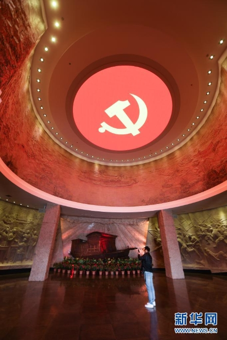 游客參觀南湖革命紀(jì)念館（2020年10月28日攝）。新華社記者 徐昱 攝