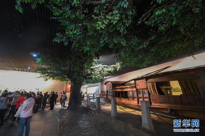 游客參觀南湖革命紀(jì)念館（2020年10月28日攝）。新華社記者 徐昱 攝