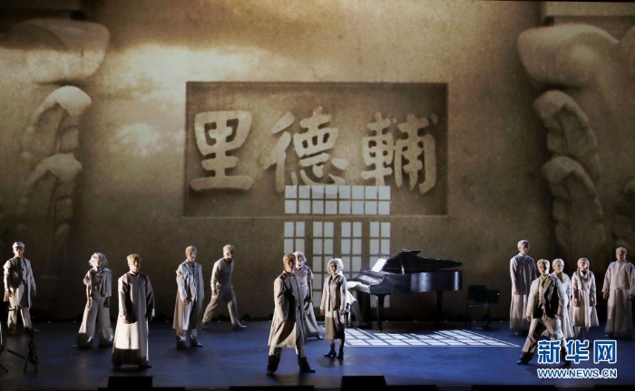 《輔德里》劇照（4月22日攝）。原創(chuàng)紅色戲劇《輔德里》將共產(chǎn)黨人衣冠冢藏文件的故事搬上舞臺，主創(chuàng)是平均年齡28歲的年輕團(tuán)隊(duì)。新華社記者 劉穎 攝