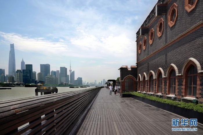 5月15日，市民在楊浦濱江公共空間楊樹浦水廠段的棧橋上漫步。新華社記者 劉穎 攝