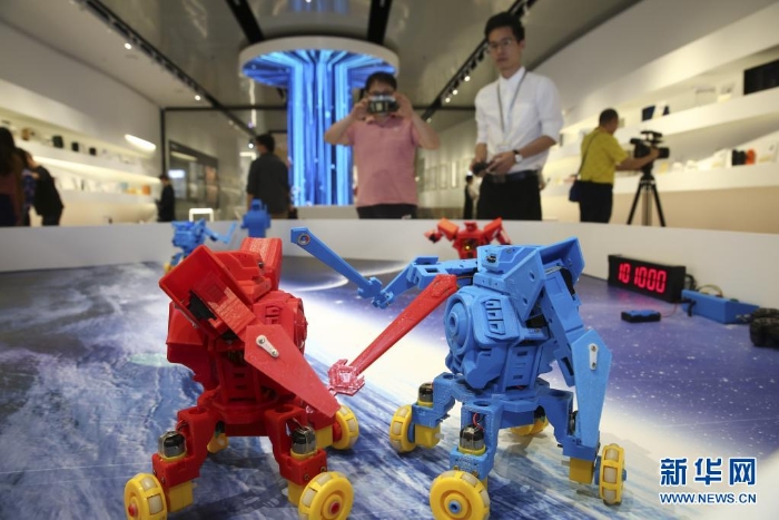 在廣東工業(yè)設(shè)計城創(chuàng)新科技館，工作人員在展示機器人“速斗無人區(qū)”（4月19日攝）。新華社記者 殷剛 攝