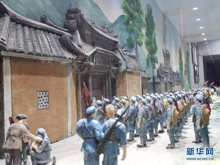 這是在福建省長汀縣中復(fù)村拍攝的紅軍長征出發(fā)動員會微型雕塑（4月27日攝）。新華社記者秦宏攝