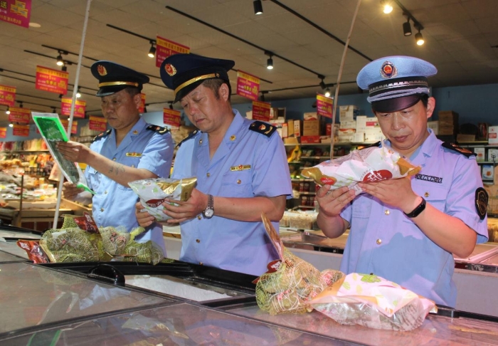 圖為該局執(zhí)法人員在一超市檢查粽子包裝及標簽標識。