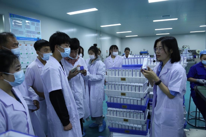 圖為化妝品生產(chǎn)企業(yè)公眾開放日暨科普大講堂活動。