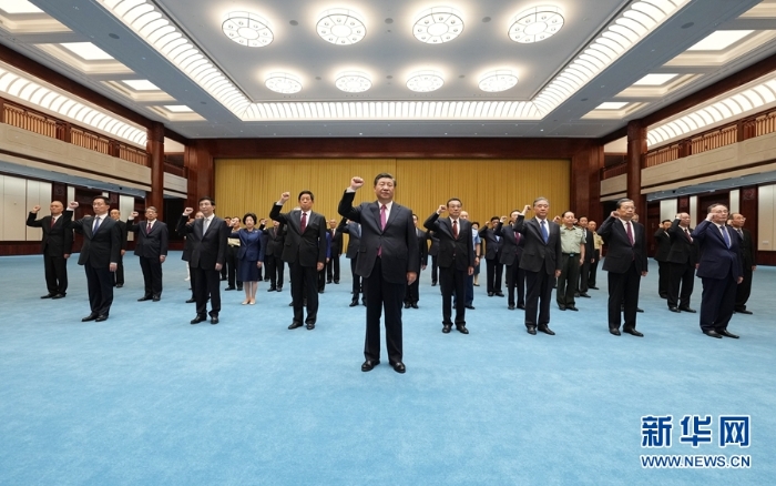 6月18日，黨和國家領(lǐng)導(dǎo)人習(xí)近平、李克強、栗戰(zhàn)書、汪洋、王滬寧、趙樂際、韓正、王岐山等在中國共產(chǎn)黨歷史展覽館參觀“‘不忘初心、牢記使命’中國共產(chǎn)黨歷史展覽”。這是參觀結(jié)束后，習(xí)近平帶領(lǐng)黨員領(lǐng)導(dǎo)同志一起重溫入黨誓詞。新華社記者 李學(xué)仁 攝