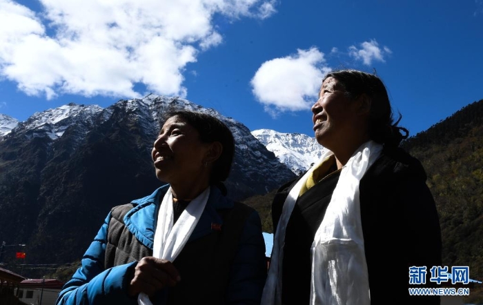 卓嘎（左）、央宗姐妹倆在一起（2017年10月29日攝）。新華社記者 普布扎西 攝