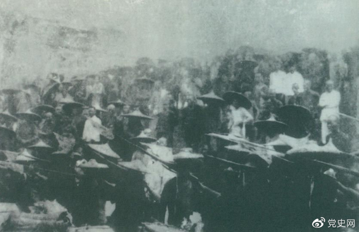 1926年7月9日，國(guó)民革命軍開(kāi)始北伐。兩天后，北伐軍的先頭部隊(duì)葉挺獨(dú)立團(tuán)攻占了長(zhǎng)沙。然后向武漢進(jìn)攻。一路上，迅猛發(fā)展的農(nóng)民運(yùn)動(dòng)有力地配合了北伐戰(zhàn)爭(zhēng)。在湖南、江西、湖北，農(nóng)民運(yùn)動(dòng)越來(lái)越引人注目。這是支援北伐戰(zhàn)爭(zhēng)的農(nóng)民自衛(wèi)軍。