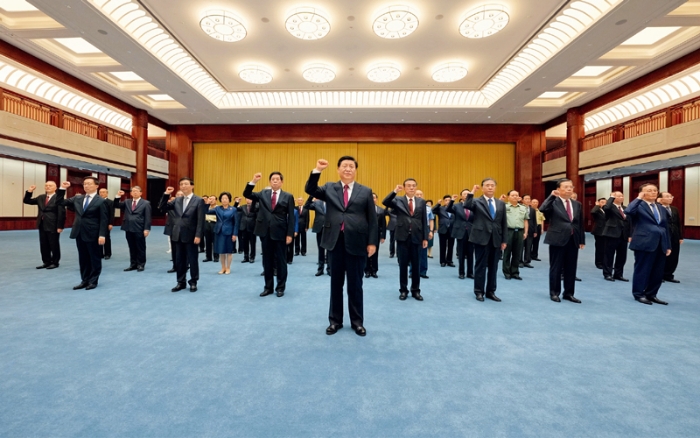 2021年6月18日，黨和國家領(lǐng)導(dǎo)人習(xí)近平、李克強(qiáng)、栗戰(zhàn)書、汪洋、王滬寧、趙樂際、韓正、王岐山等在中國共產(chǎn)黨歷史展覽館參觀“‘不忘初心、牢記使命’中國共產(chǎn)黨歷史展覽”。這是參觀結(jié)束后，習(xí)近平帶領(lǐng)黨員領(lǐng)導(dǎo)同志一起重溫入黨誓詞。 新華社記者 李學(xué)仁/攝