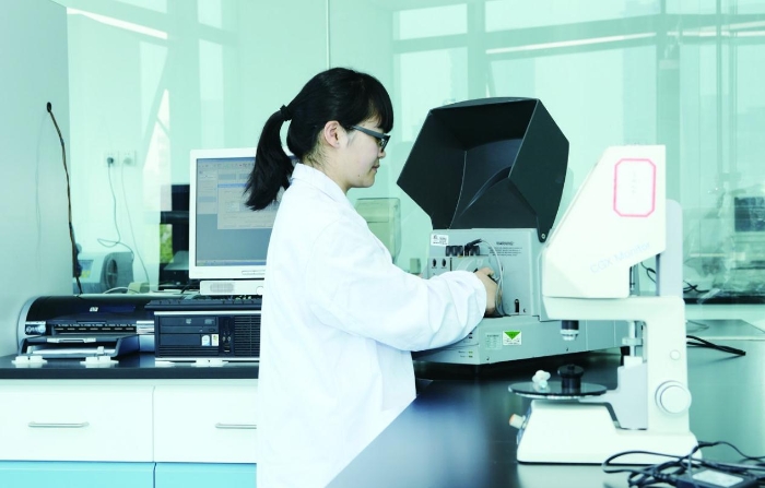 浙江省醫(yī)療器械檢驗(yàn)研究院生物醫(yī)學(xué)光學(xué)重點(diǎn)實(shí)驗(yàn)室的研究人員在進(jìn)行接觸鏡透氧試驗(yàn)。浙江省醫(yī)療器械檢驗(yàn)研究院供圖