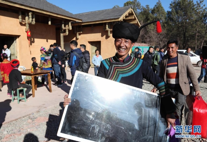 在四川省昭覺縣三河村的易地扶貧安置點(diǎn)，彝族群眾馬海日聰喜搬新居（2019年2月11日攝）。新華社記者 江宏景 攝