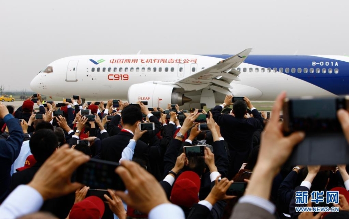 國產(chǎn)大型客機(jī)C919在上海浦東國際機(jī)場首飛成功（2017年5月5日攝）。新華社記者 方喆 攝