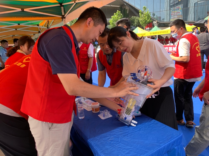 圖為山東省藥監(jiān)局工作人員為社區(qū)群眾介紹ECMO。（齊桂榕 攝）