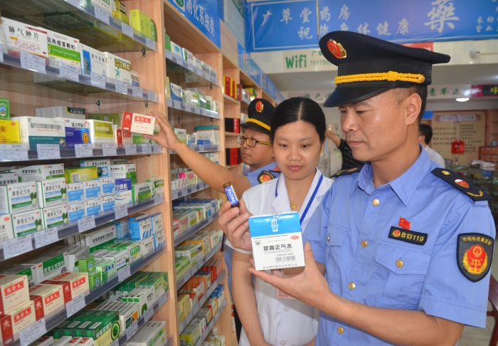 圖為7月20日?qǐng)?zhí)法人員在一家鄉(xiāng)鎮(zhèn)大藥店內(nèi)檢查。