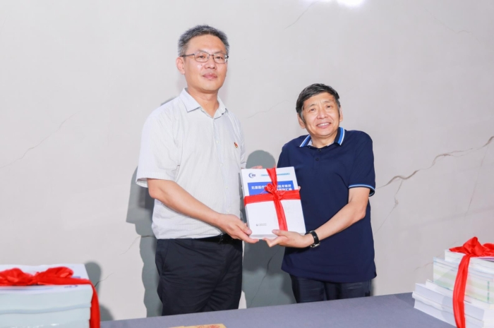 器審中心給中國醫(yī)療器械博物館贈書  器審中心供圖