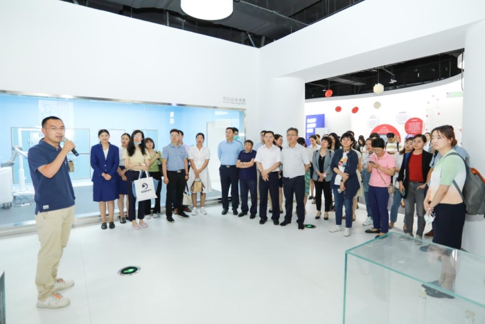 器審中心的審評員在給參觀人員介紹部分醫(yī)療器械產(chǎn)品。