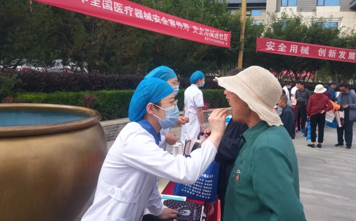 圖為寧夏2021年全國醫(yī)療器械安全宣傳周啟動(dòng)儀式暨安全用械進(jìn)社區(qū)