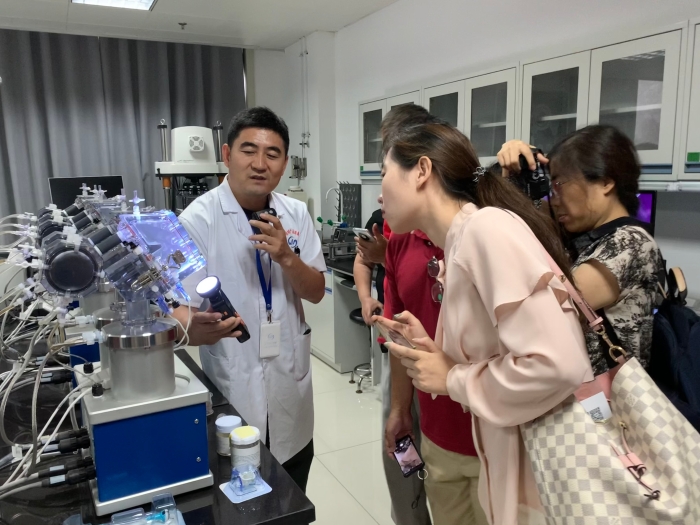 圖為檢驗(yàn)院工作人員介紹心臟瓣膜質(zhì)量檢測(cè)過(guò)程。（齊桂榕 攝）