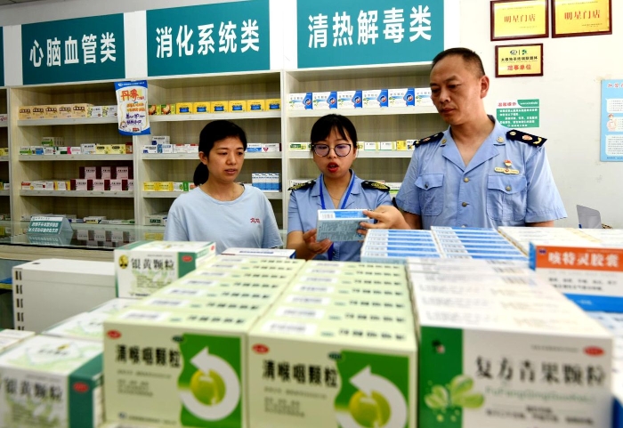 圖為執(zhí)法人員在一家藥店檢查。