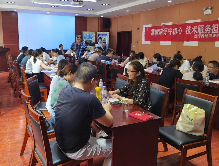 圖為醫(yī)療器械生產(chǎn)企業(yè)與中心工作人員面對面交流咨詢。
