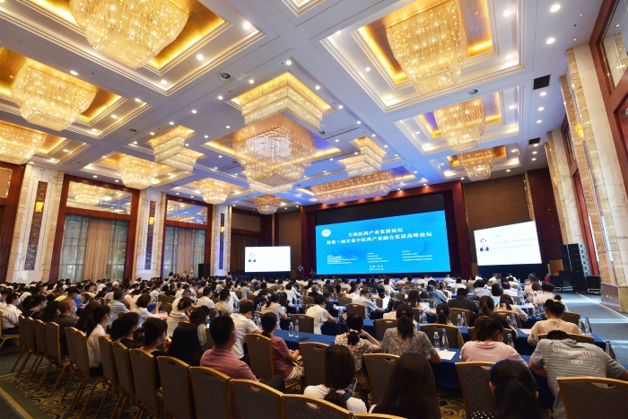 圖為生物醫(yī)藥產(chǎn)業(yè)發(fā)展論壇暨第三屆甘肅中醫(yī)藥產(chǎn)業(yè)融合發(fā)展高峰論壇現(xiàn)場(chǎng)。