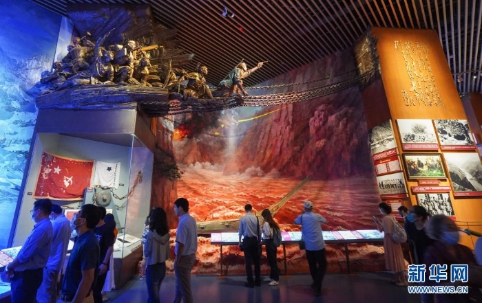 觀眾在中國(guó)共產(chǎn)黨歷史展覽館“‘不忘初心、牢記使命’中國(guó)共產(chǎn)黨歷史展覽”上觀看飛奪瀘定橋展陳（7月15日攝）。　新華社記者 陳曄華 攝