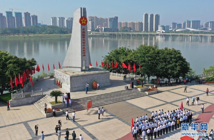 人們?cè)诮魇∮诙伎h中央紅軍長(zhǎng)征出發(fā)紀(jì)念碑前參加紀(jì)念活動(dòng)（4月30日攝，無(wú)人機(jī)照片）?！⌒氯A社記者 萬(wàn)象 攝