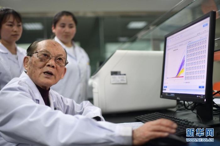 吳天一（前）在青海西寧的實(shí)驗(yàn)室內(nèi)和學(xué)生討論（6月17日攝）?！⌒氯A社記者 張宏祥 攝