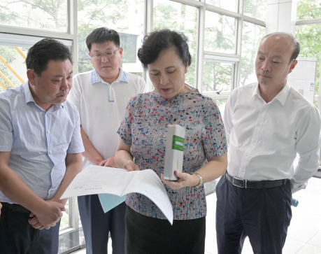 圖為臨沂市市場(chǎng)監(jiān)管局局長(zhǎng)黃杰（右一）等陪同中國(guó)科學(xué)院院士陳子江（右二）調(diào)研指導(dǎo)臨沂市藥物警戒工作。臨沂市市場(chǎng)監(jiān)管局供圖