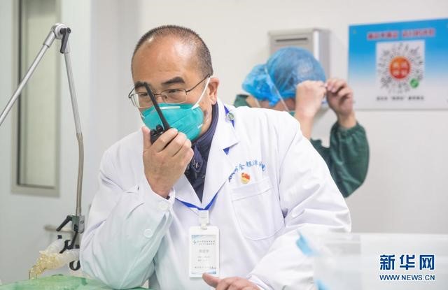 張定宇在武漢金銀潭醫(yī)院綜合病區(qū)樓聯(lián)系、協(xié)調(diào)工作（2020年1月27日攝）。新華社發(fā)（柯皓 攝）