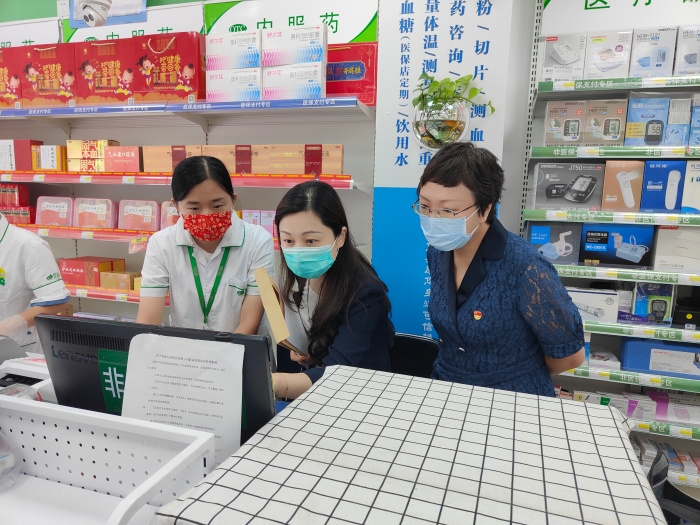 圖為監(jiān)管人員在藥店檢查。（江蘇省藥監(jiān)局供圖）