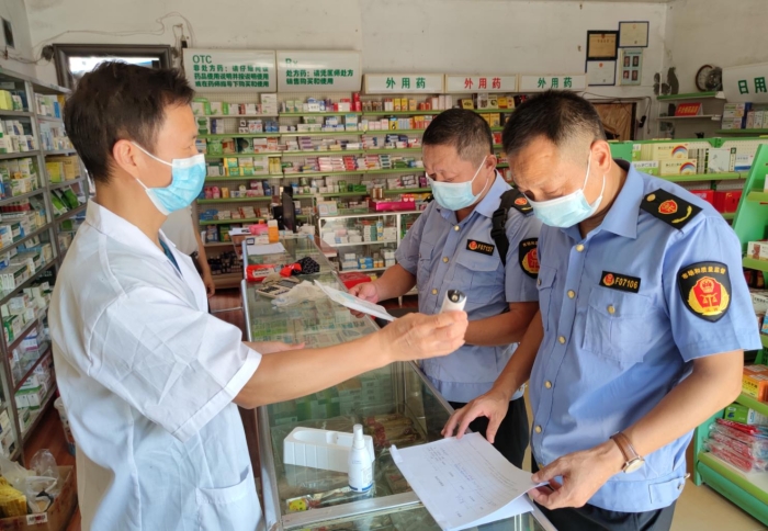 圖為8月9日執(zhí)法人員在一家零售藥店檢查。