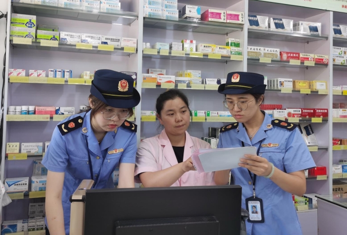 圖為該局執(zhí)法人員正在一家涉網(wǎng)藥店內(nèi)檢查其藥品網(wǎng)售情況。