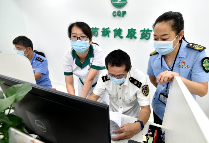 圖為執(zhí)法人員對藥品零售單位銷售藥品后留存的處方和電子檔案進(jìn)行核查。