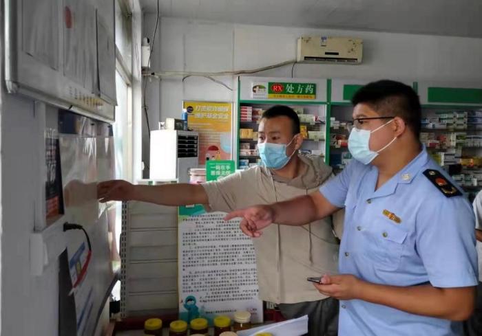 圖為該局監(jiān)管人員在一家藥店檢查。史恒恒攝