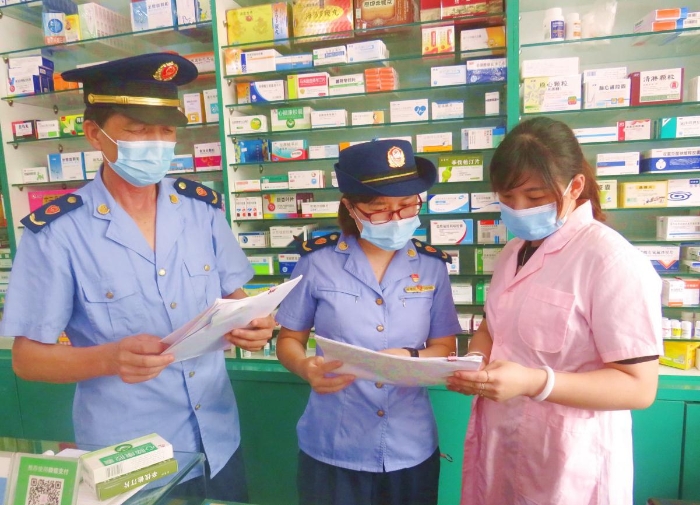 圖為8月21日，該局執(zhí)法人員深入藥店開展藥品零售企業(yè)疫情防控的監(jiān)督檢查。