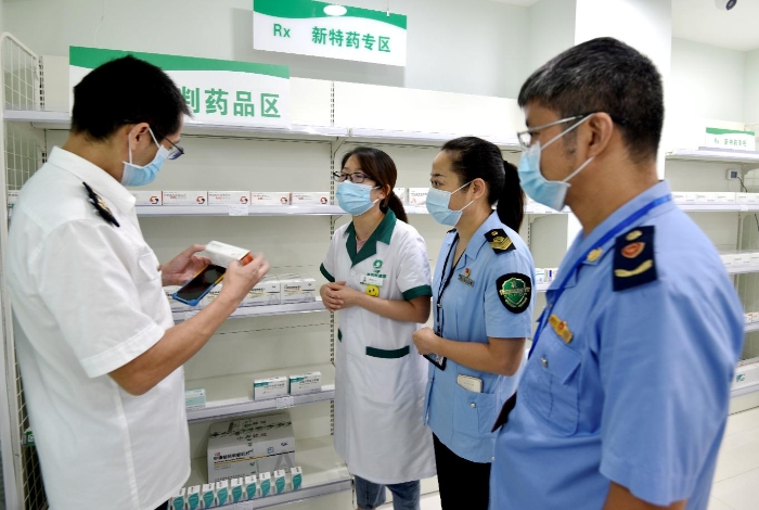 圖為執(zhí)法人員在一家藥店檢查。