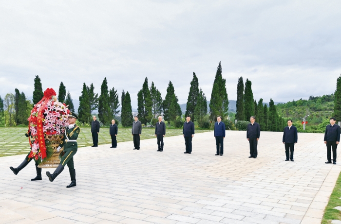 2021年4月25日至27日，中共中央總書記、國家主席、中央軍委主席習(xí)近平在廣西考察。這是25日上午，習(xí)近平在位于桂林市全州縣的紅軍長征湘江戰(zhàn)役紀(jì)念園，向湘江戰(zhàn)役紅軍烈士敬獻(xiàn)花籃。 新華社記者 謝環(huán)馳/攝