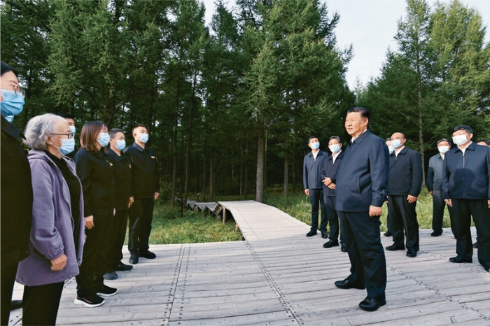 2021年8月23日至24日，中共中央總書記、國家主席、中央軍委主席習(xí)近平在河北省承德市考察。這是23日下午，習(xí)近平在塞罕壩機(jī)械林場尚海紀(jì)念林考察時(shí)，同林場職工代表親切交流。 新華社記者 李學(xué)仁/攝