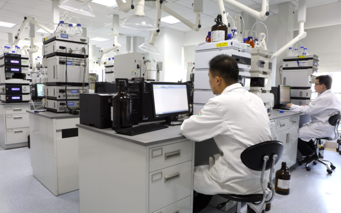 圖為湖北省藥品監(jiān)督檢驗(yàn)研究院中藥質(zhì)量控制重點(diǎn)實(shí)驗(yàn)室科研人員進(jìn)行配方顆粒標(biāo)準(zhǔn)研究，拍攝人：馮頌橋