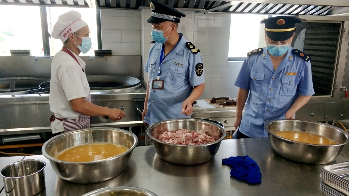 圖為檢查現(xiàn)場(chǎng)。（王玲玲 攝）