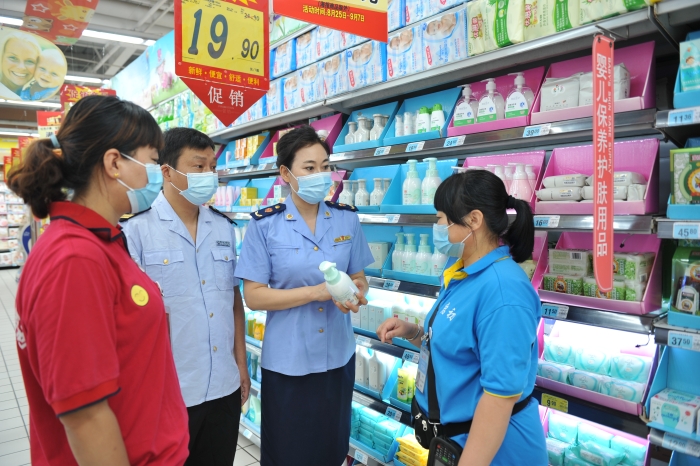 圖為執(zhí)法人員對(duì)化妝品進(jìn)行檢查。